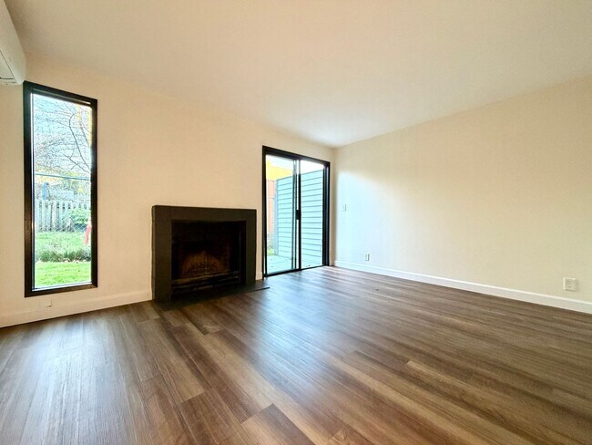 Foto del edificio - Spacious Townhouse in the Heart of Garden Home~ New LVP Flooring~ Washer/Dryer Hook-Ups~ A/C~ Lar...