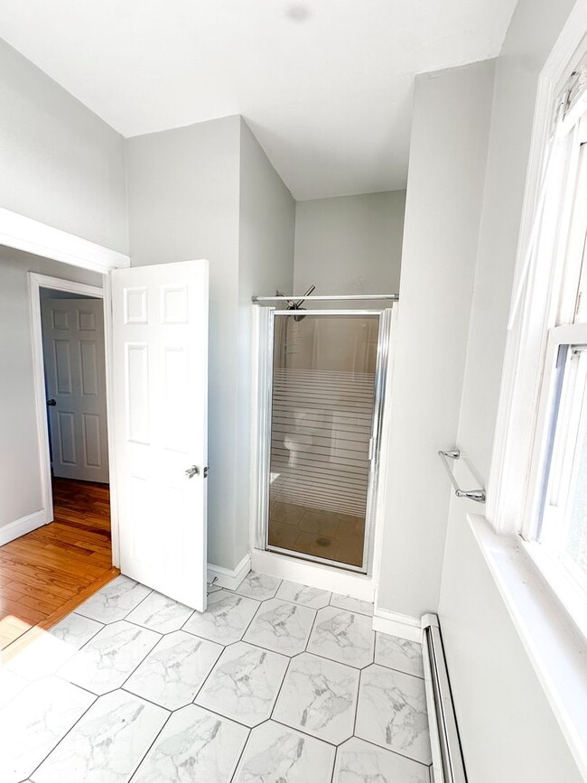 Foto del edificio - Delightful Townhome Style Apartment in Historic Fruit Hill. 2 Floors of Living!