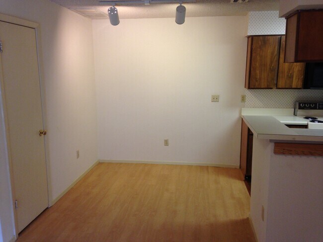 Dining area - 114 E 31st St