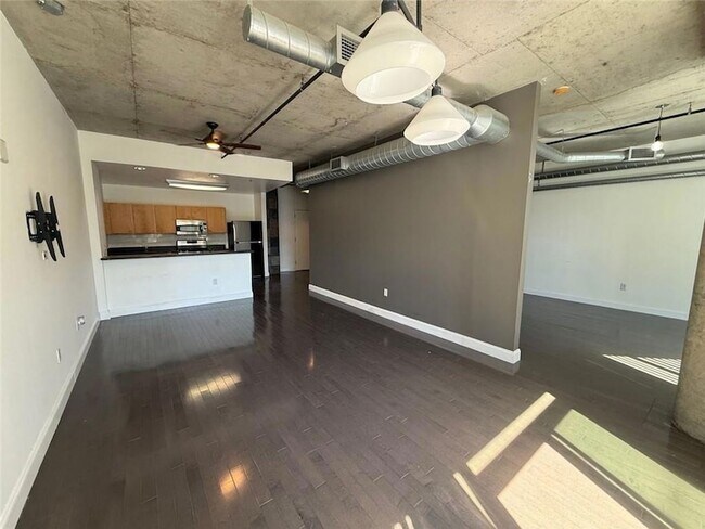 Building Photo - 115 W Peachtree Pl NW