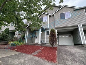 Building Photo - 714 SE Palmblad Pl