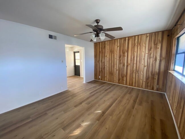 Building Photo - Remodeled 3bed/1bath Home