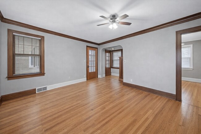 Foto del edificio - Huge 5 Bedroom for June 1st! - Close By Hamline, St Thomas, Macalester and Concordia