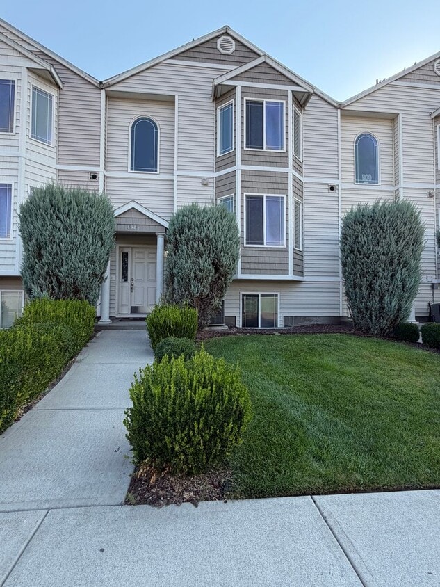 Foto principal - 3 bed 3.5 bath Townhome available on Rd 68!