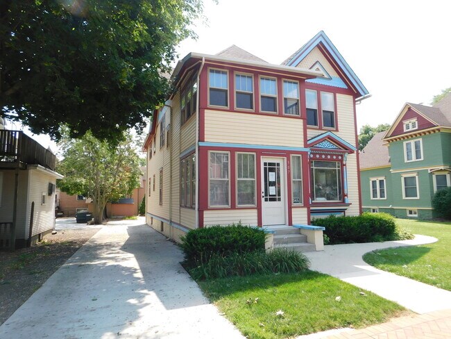 Building Photo - 307 S Main St
