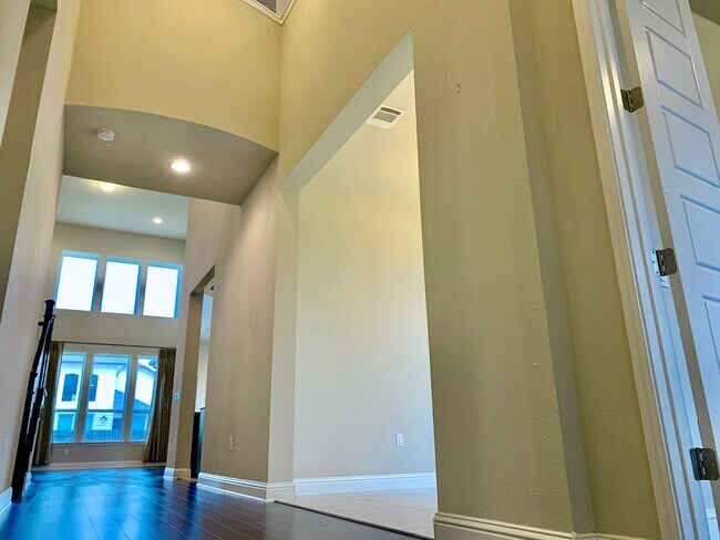 Foto del edificio - Gorgeous 5 bedroom home. Spacious and Elegant!