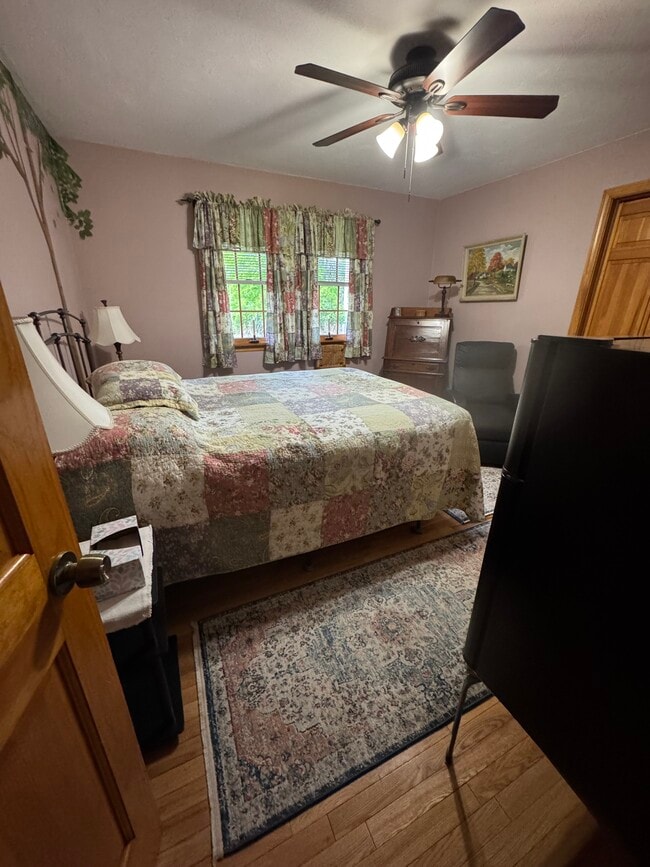 Bedroom - 421 Oakhill Ave