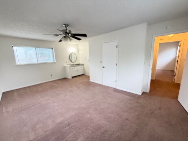 Foto del edificio - 3 Bedroom Duplex: One bed Downstairs, 2 large bedrooms upstairs