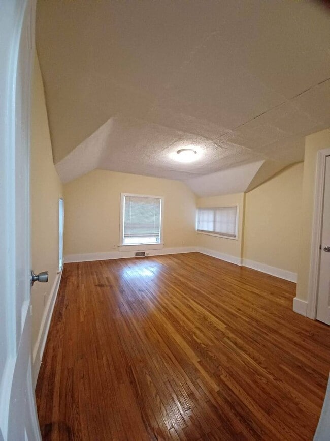 Building Photo - Very Large 3 Bedroom House with multiple B...