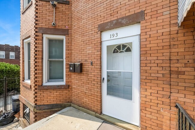 Foto del edificio - 193 Armstrong Ave