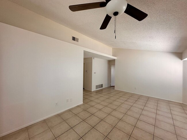 Foto del edificio - 2bd/2ba Home - Village Lakes Community