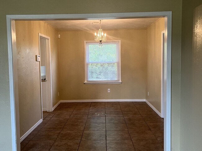 Building Photo - Charming 3-Bedroom Home with Hardwood Floo...