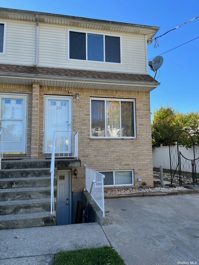 Foto del edificio - 228 Maple Pkwy