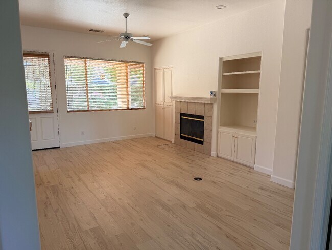 Foto del edificio - 6200 N Stockdale Dr