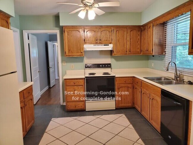 Building Photo - Three Bedroom house in Crieve Hall!