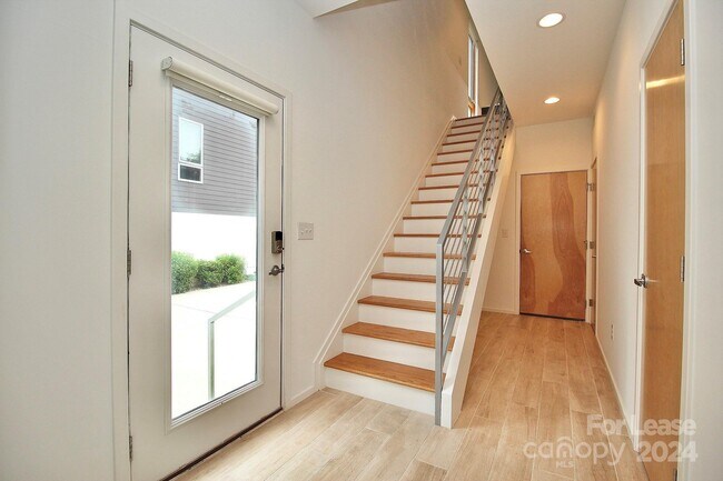 Building Photo - 912 Greenleaf Ave