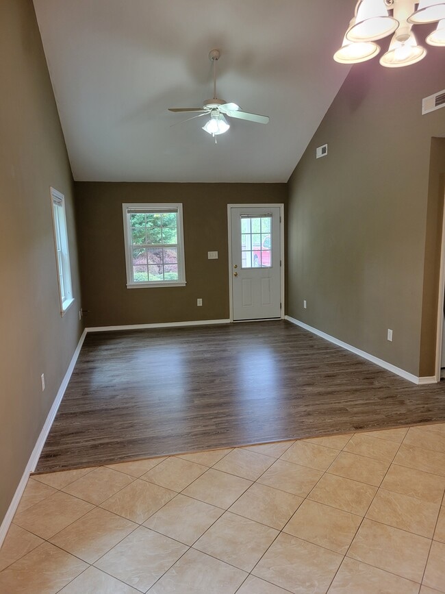 Building Photo - 456 Austin St