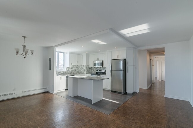 Building Photo - 4800 Maisonneuve Blvd W