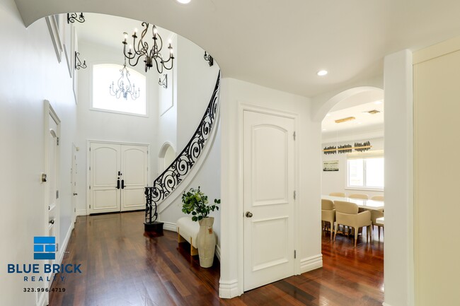 Foto del edificio - 5230 Teesdale Ave