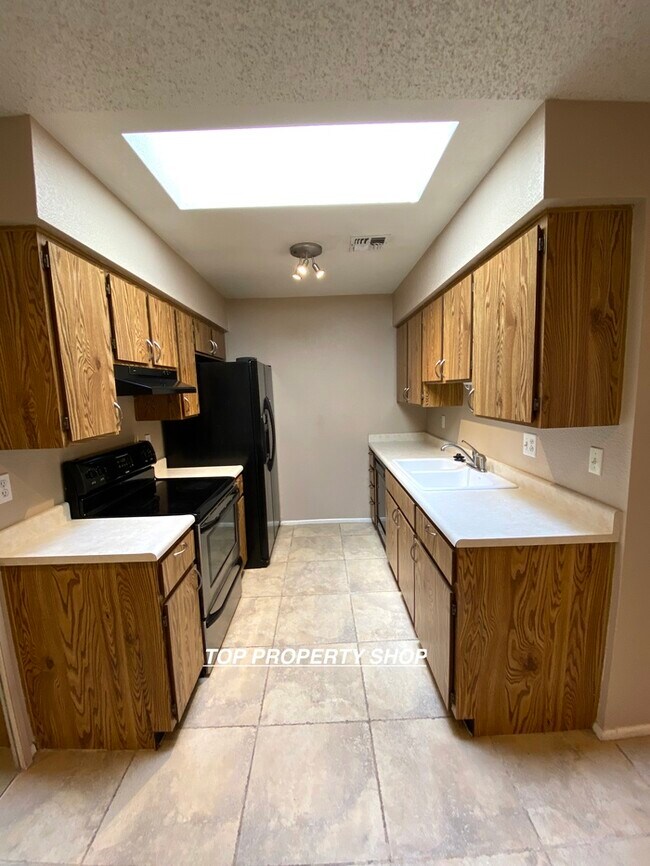 Building Photo - CLEAN 2 BED 2 BATH CONDO IN PHOENIX!