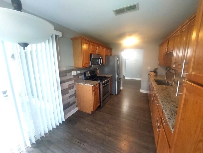 Building Photo - 347 Ashbury Ln W