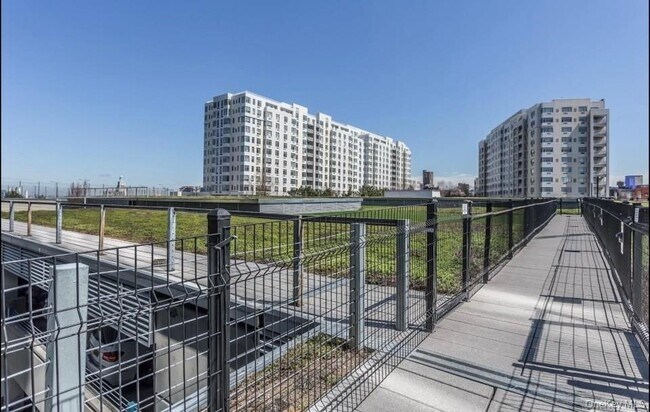 Foto del edificio - 131-01 40th Rd