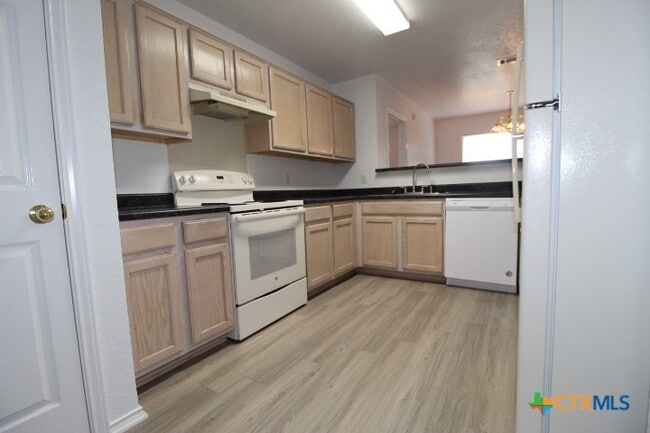 Building Photo - 301 Mesquite Cir