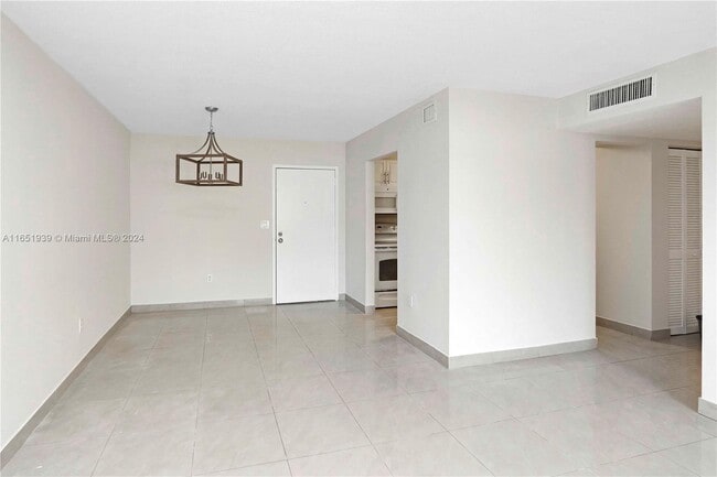 Building Photo - 10431 N Kendall Dr