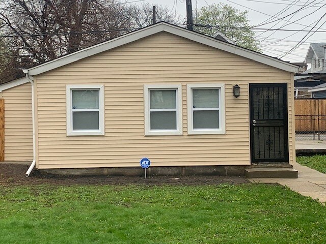 Primary Photo - 4939 W Walton St