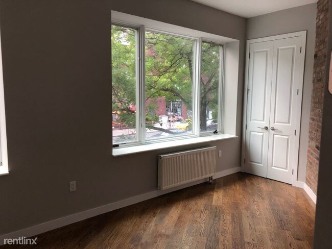 Building Photo - 3 br, 2 bath Townhome - 165 W 10th St