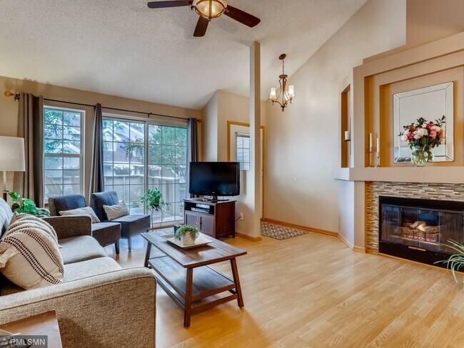 Seating Area - 2165 Shenandoah Ct