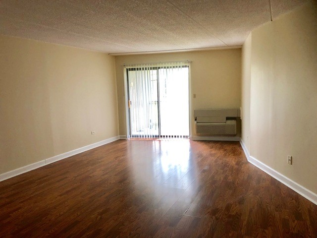 Building Photo - 1700 Wedgewood Dr