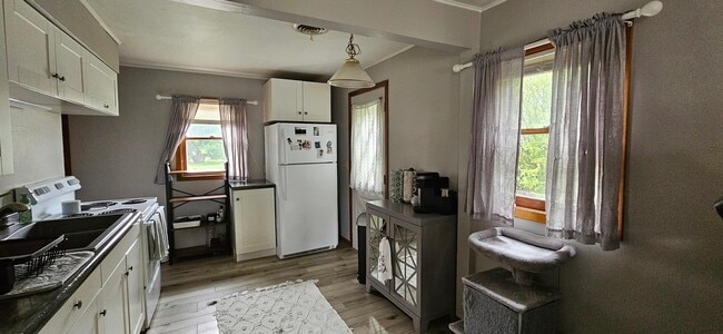 Building Photo - 619 S Washington St