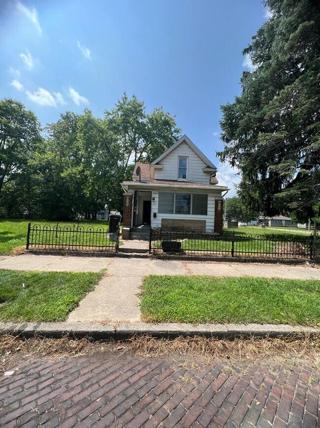 Building Photo - 127 Elm St
