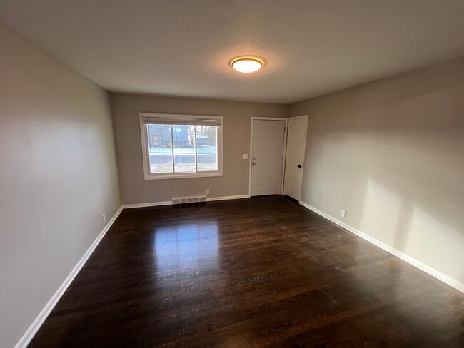 Building Photo - Remodeled 3+ BR Home in Orchard Park!