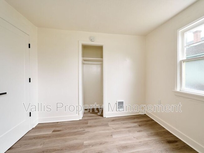 Foto del edificio - 1204 Commercial St NE