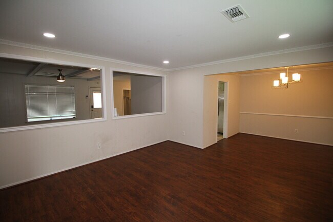 Foto del edificio - 8207 Sharpcrest St