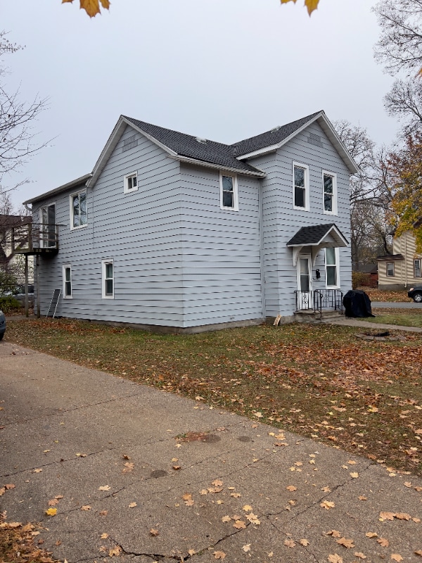 Building Photo - 922 7th St E