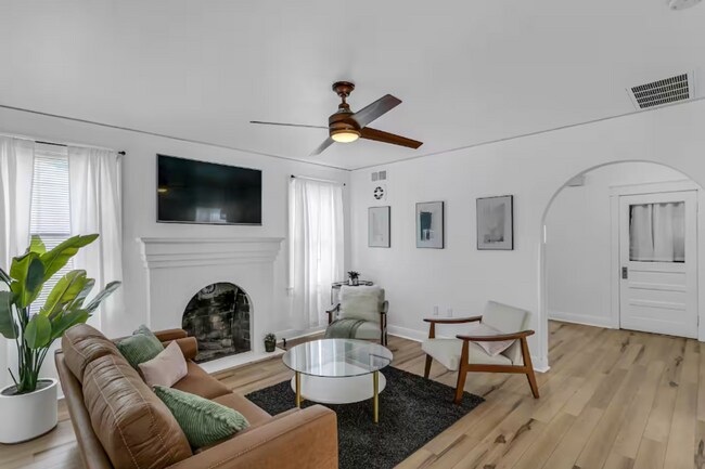 Foto del edificio - Furnished 2-Bedroom Corner Lot Home in Old...