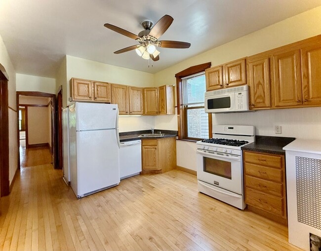 Foto del edificio - Gorgeous 2 Bed + Den / 1 Bath Portage Park...