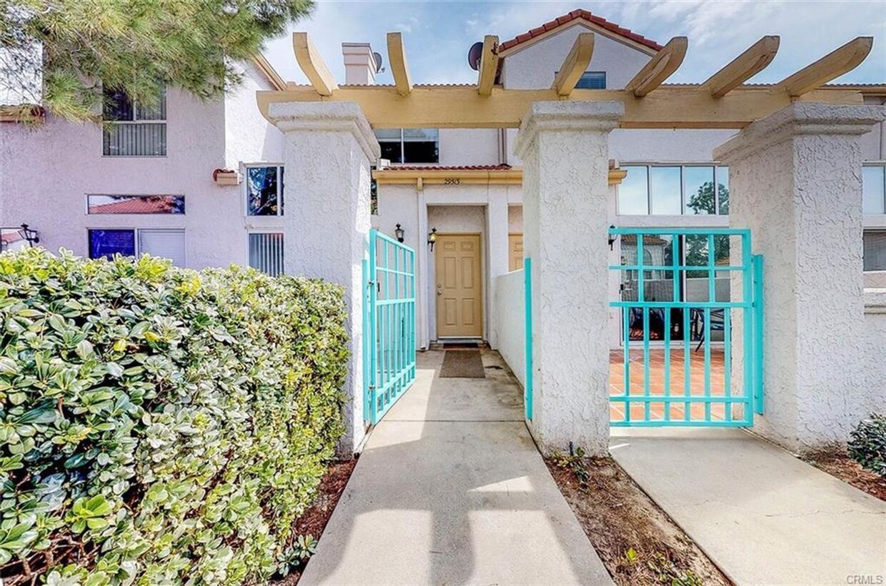 Foto principal - Heart of Temecula! 3 BR/ 2 story Townhome ...