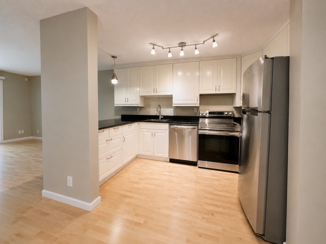 Building Photo - Live Next to Washington Park! Spacious 2-Bedroom Condo with Pool!