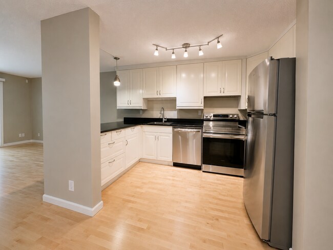 Foto del edificio - Live Next to Washington Park! Spacious 2-Bedroom Condo with Pool!