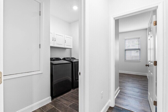 Foto del edificio - Spacious 4-Bed / 2-Bath Home with 3-Car Garage in Apopka with Modern Touches!