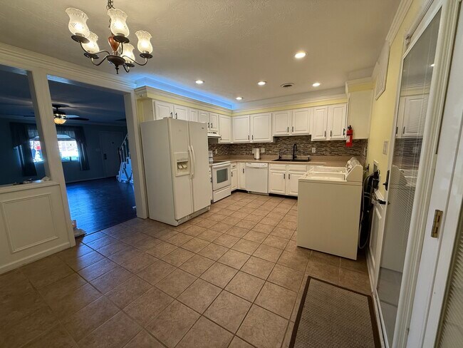 Building Photo - 1591 Kenmore Dr