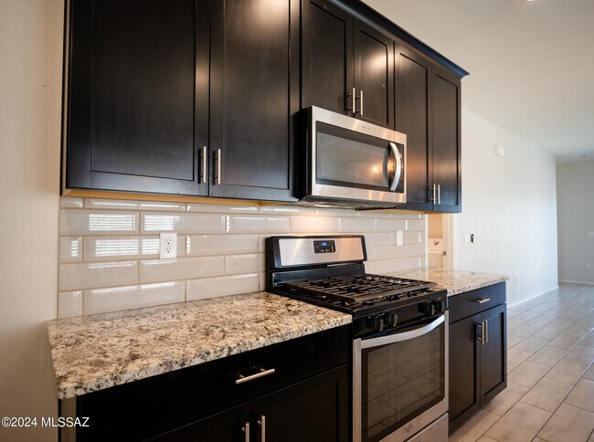 Building Photo - 14686 S Avenida Lago De Plata
