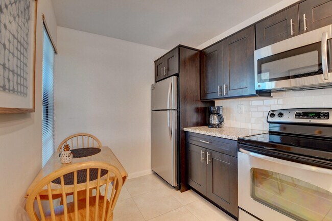 Building Photo - 13 Royal Palm Way