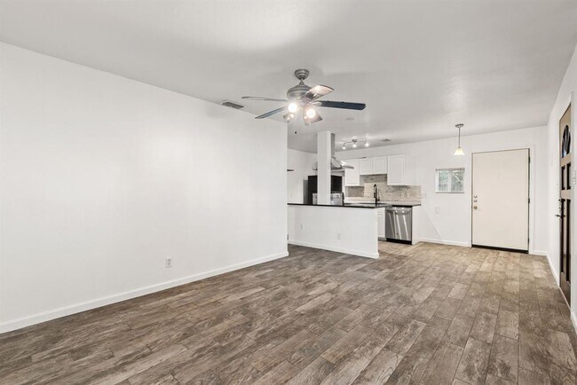 Foto del edificio - 5803 Wellington Dr