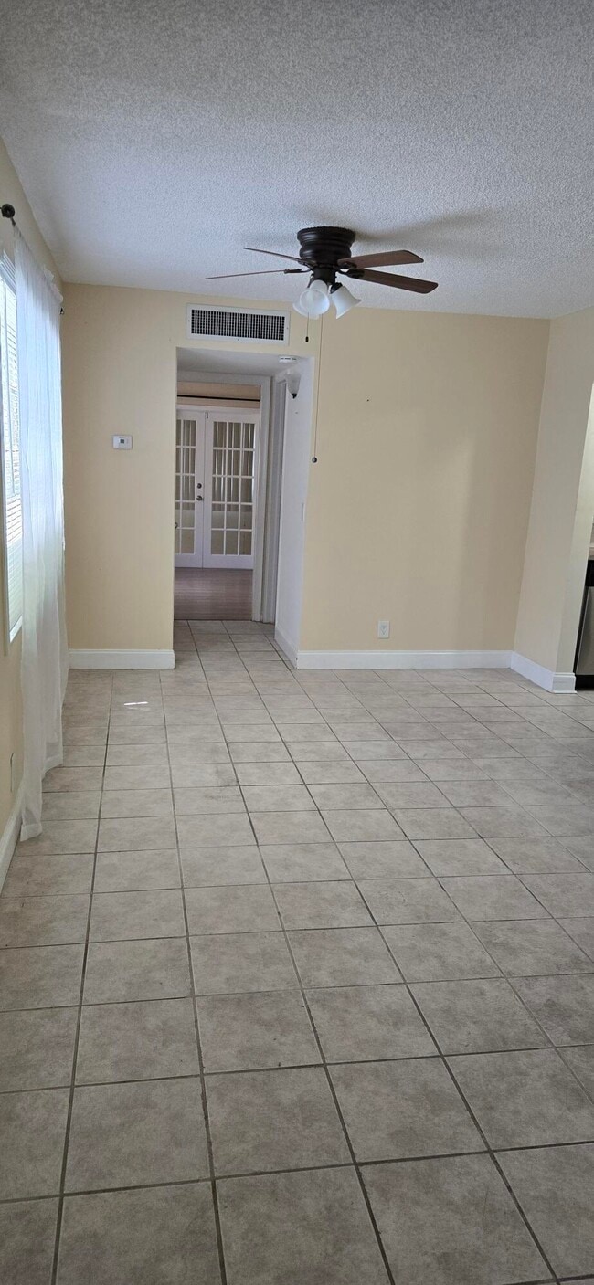 Building Photo - 160 Burgandy Way