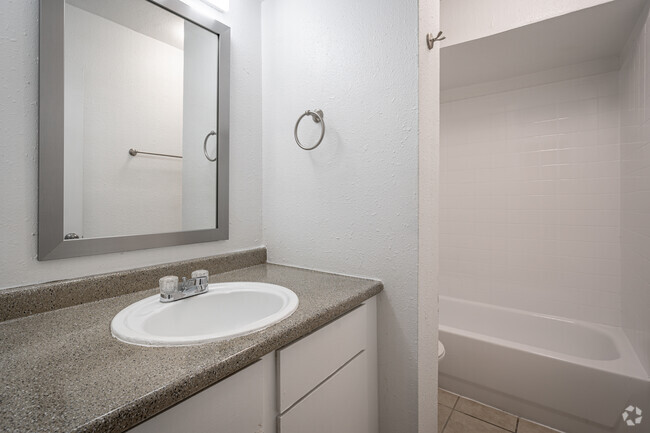 2HAB, 1BA - 800 ft² - The Citadel at Med Center Houston Apartments